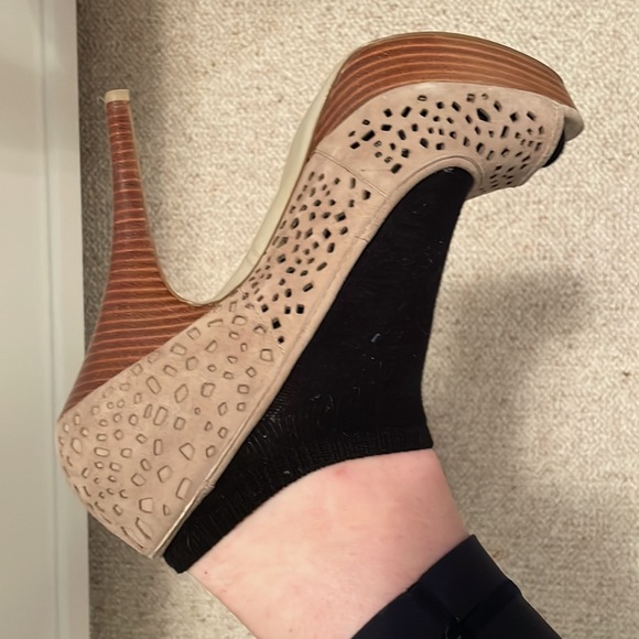 Enzo Angiolini Peep Toe Eyelet Pumps - Picture 9 of 10